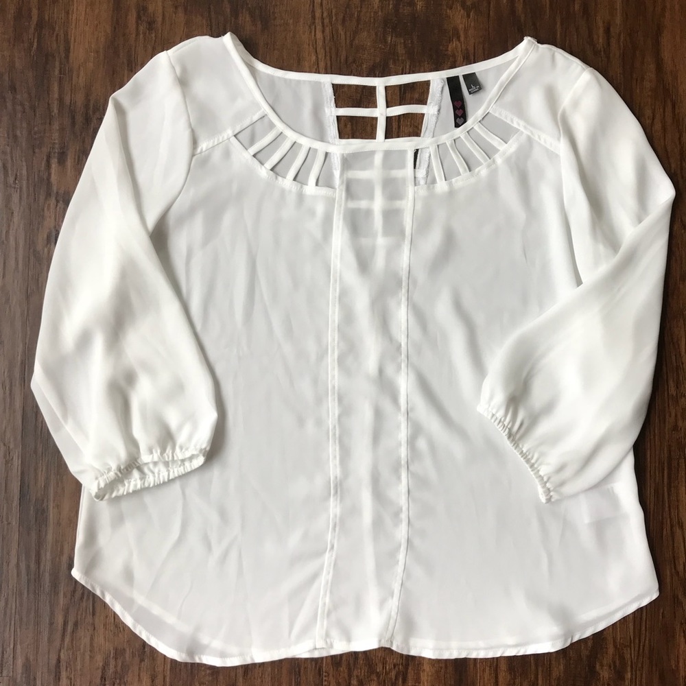 White cutout 3/4 sleeve top EUC